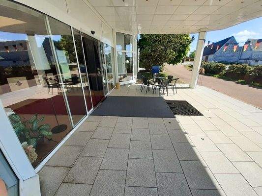 Sonnenterrasse und Haupteingang