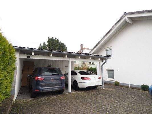 Hof mit Doppelcarport