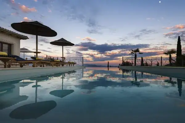 Luxury-Villas-Lefkada-Infinity-Pool-und-Garten8.jp