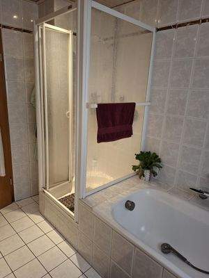 Dusche und Badewanne