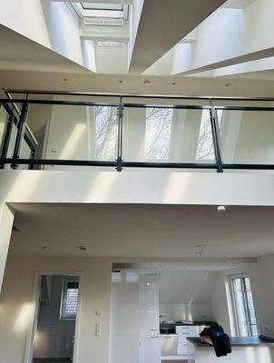 Aufschauen zur Galerie