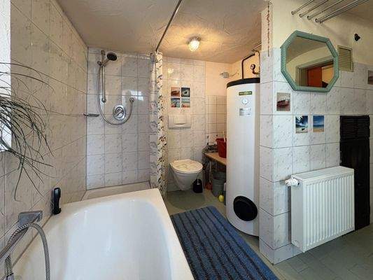 Badezimmer mit Brauchwasserspeicher und Nahwärmeanschluss