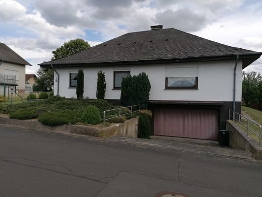 Hausansicht mit Garage