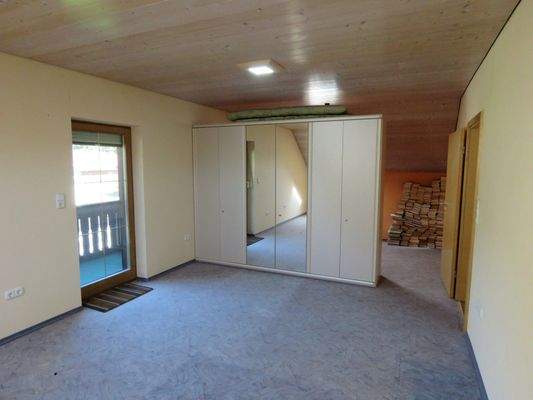 großes Schlafzimmer mit Ausgang auf den Westbalkon