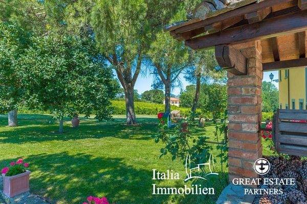 Schöne helle Villa in herrlicher Lage mit Türmchen, Pool, Weinberg und Olivenhain