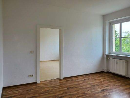 Schlafzimmer 2, Blick Durchgangszimmer.jpg