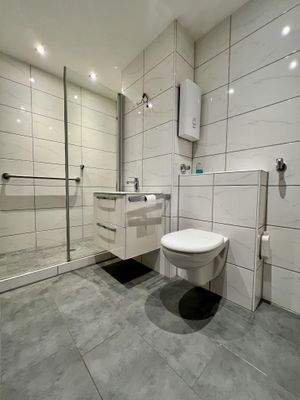 neuwertiges Badezimmer