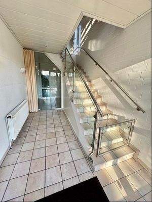 Hauseingang mit Treppe ins OG