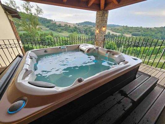 Jacuzzi mit Blick auf die Weinberge-copy-0