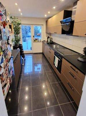 Küche mit Balkonzugang