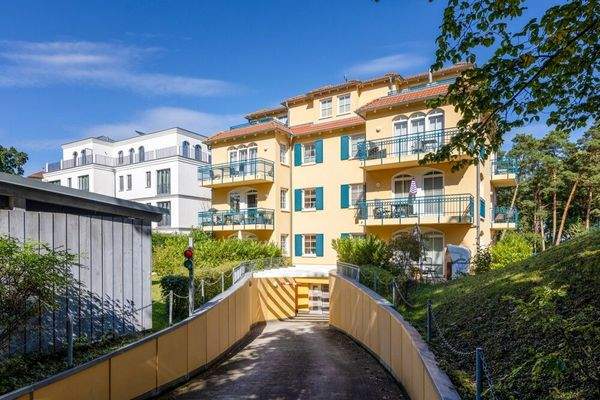 Zufahrt Hausrückseite  mit TG 