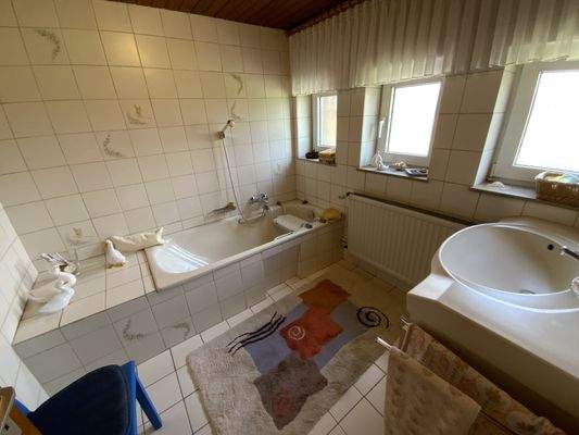 Bad mit Wanne im Erdgeschoss