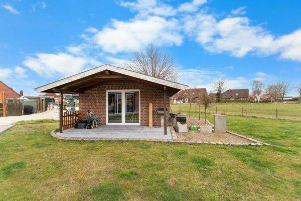 Gartenfläche mit Blockhütte