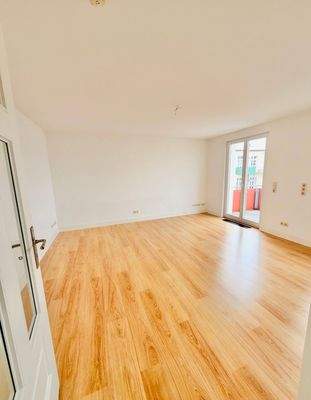 Wohnzimmer mit Balkon