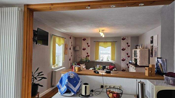 Blick von Küche ins Esszimmer