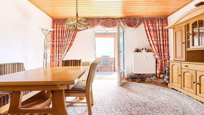 Esszimmer mit Balkon im OG