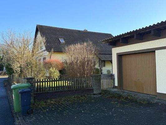 Doppelgarage und Haus