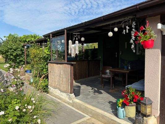 überdachte Terrasse am Nebengebäude