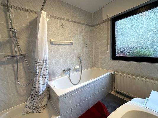 Das Dusch- und Wannenbad mit …