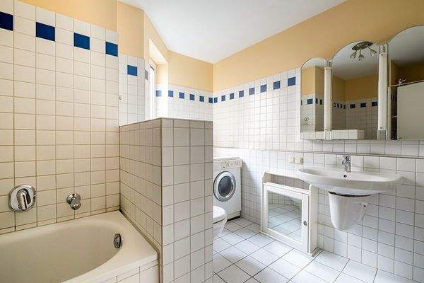 Tagesbelichtetes Bad mit Wanne und Dusche