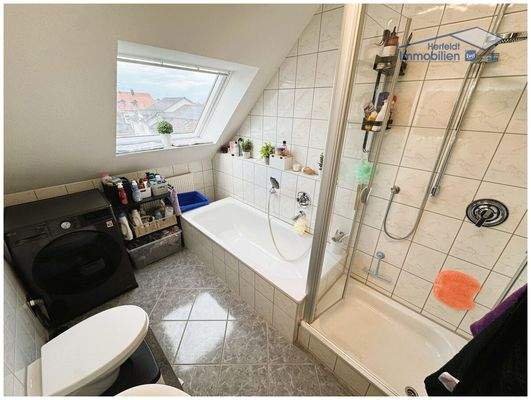 Modernes Bad mit Tageslicht