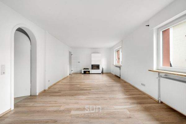 HELL: Wohn-/Esszimmer