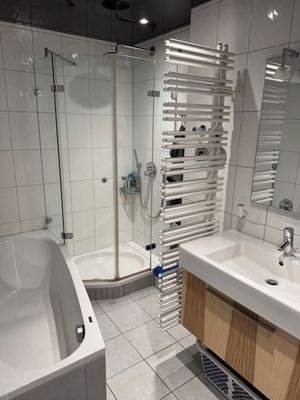 Bad mit Dusche + Badewanne