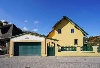 Hausansicht mit Doppelgarage