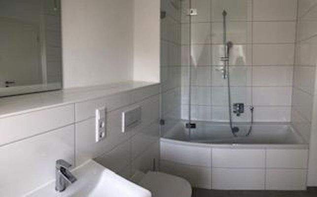 Badewanne/Dusche mit Echtglas