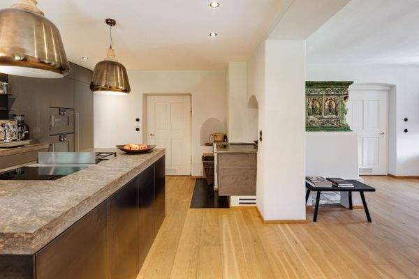 Küche mit Blick auf Kachelofen EG Bestandshaus