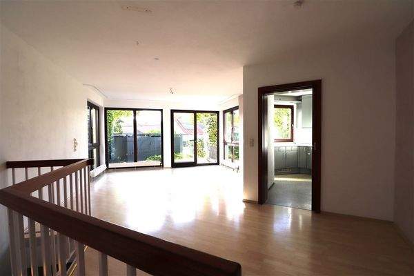 im Bild links Treppe in das Souterrain