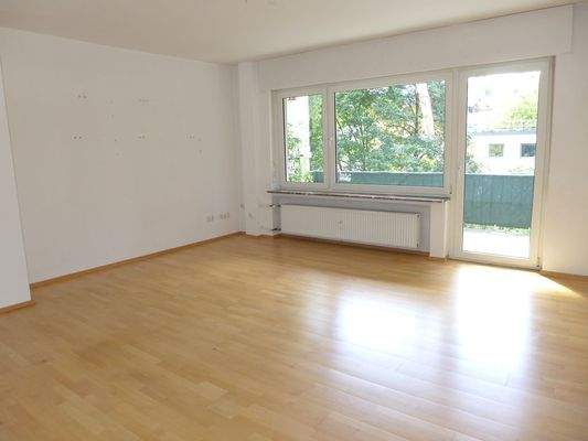 Wohnzimmer mit Ausgang zum Balkon