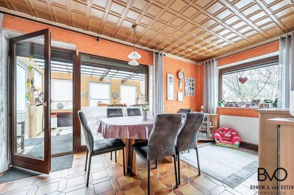 Essbereich mit Zugang zum Wintergarten