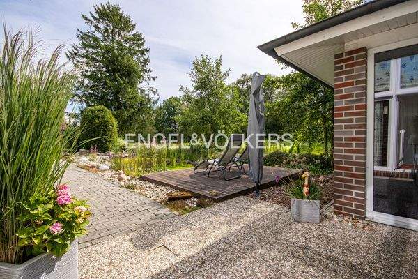 Blick von der Terasse auf den Teich