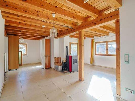 Heller Wohn- und Schlafbereich der Einliegerwohnung