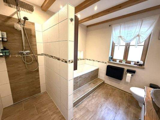 mit Dusche und Wanne (EG)