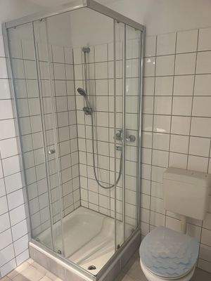 Dusche mit Glasabtrennung