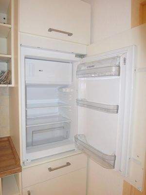 Küche mit Kühlschrank und Gefrierfach