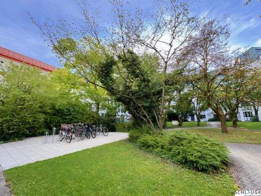 Grüner Innenhof mit Fahrradabstellplatz