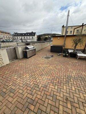 Terrasse mit Flussmauer