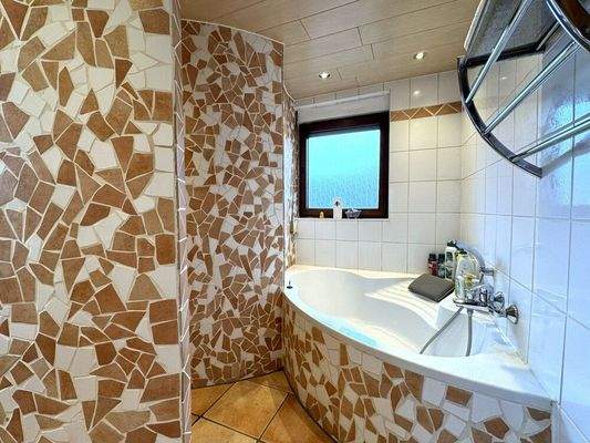 Bad mit Dusche und Badewanne