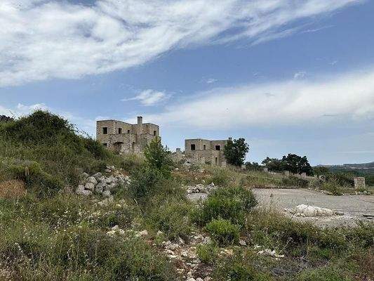 Kreta, Armeni Rethymno: 4 Rohbau-Steinvillen auf großem Grundstück zu verkaufen