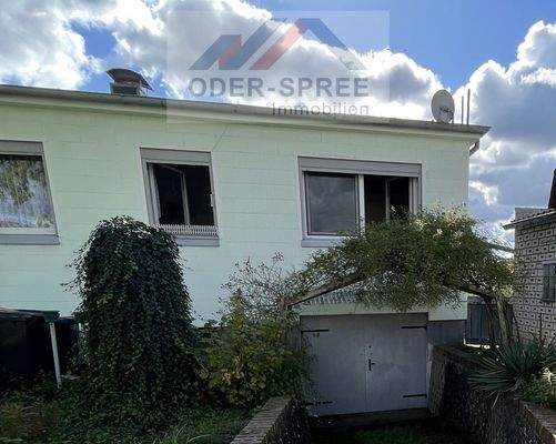 Rückansicht mit Garagenzufahrt