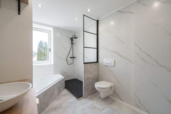 Tageslichtbad mit Wanne und Dusche