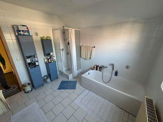 Vollbad mit separater Dusche