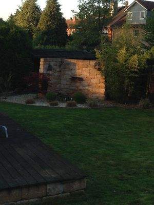 Mauer mit Wasserfall