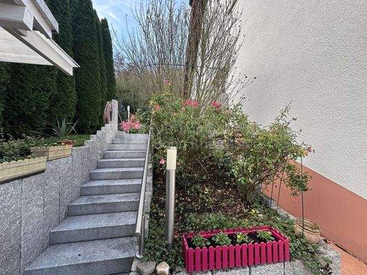 4894 Aufgang auf die Terrasse/ in den Garten 