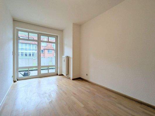 Schlafzimmer mit Blick auf die Loggia.