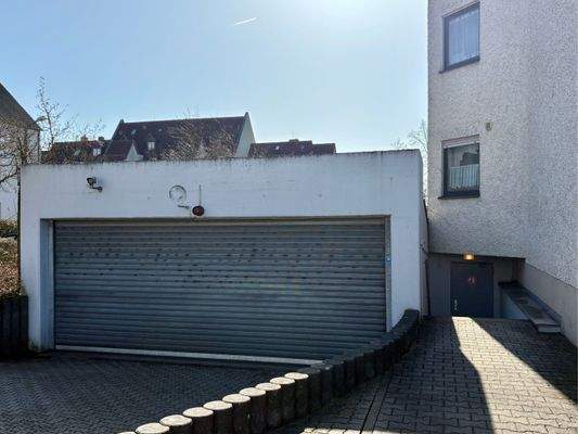 Zufahrt + Zugang zur Tiefgarage