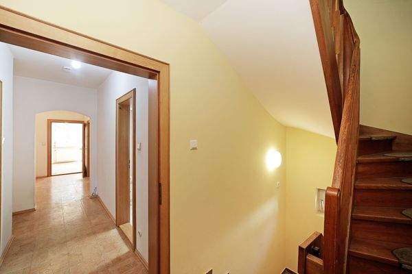 Flur EG und Treppenhaus 